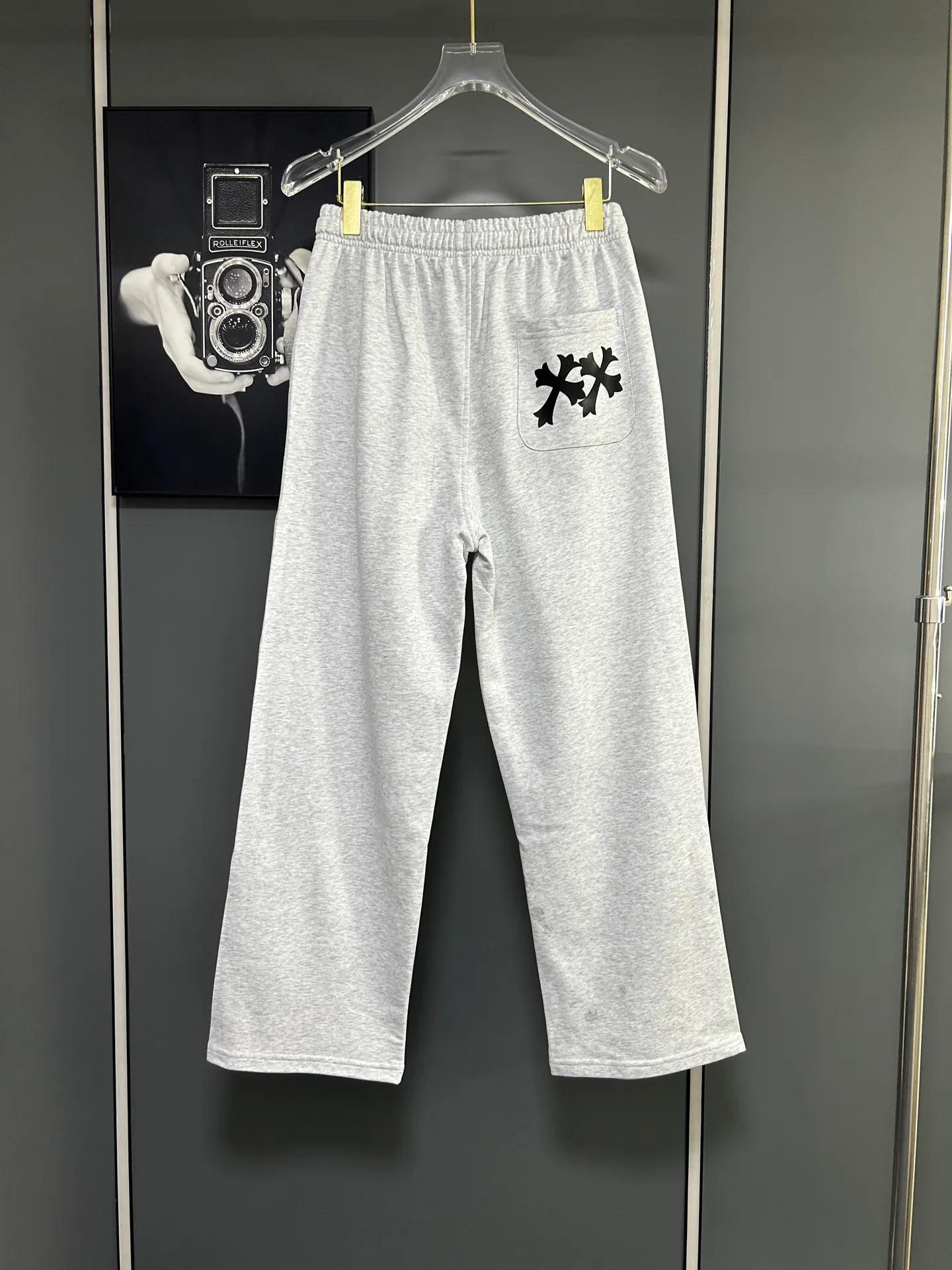 P220 Chrome Hearts 25 new colorful cross-mark loose straight trousers 2025 autumn and winter new embroidered elastic band casual trousers, customized fabrics at the counter. Made of 400g high-version terry fabric, with high breathability and comfort, impeccable details, no pilling and no deformation, brand element design concept, reflecting high quality. It feels delicate and soft! It presents casual tailoring, the same style for men and women, and the upper body shape is awesome! Size: S M L XL Color: Gray